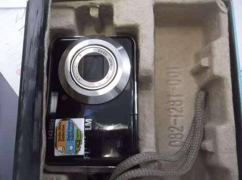 FUJI AX330B 14 MEGA PIXEL CAMERA ( INSURANCE SALVAGE / SCREEN SLIGHTLY BLEMMISHED